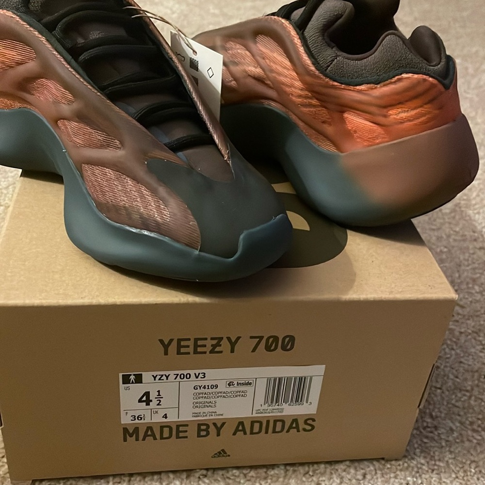 Brand new Yeezy 700 V3 GY4109